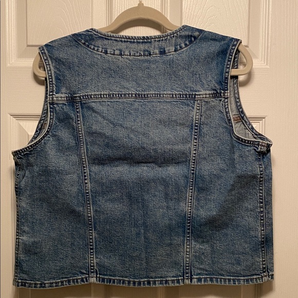 Universal Thread Medium Wash Denim Vest…size XL - Picture 2 of 5